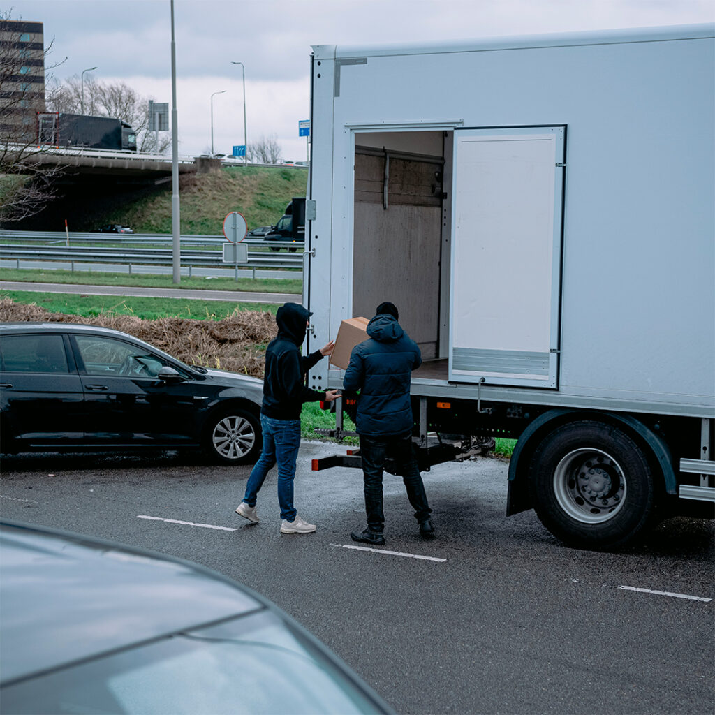 Busje met verdachte personen. Ondermijning in de transport. Campagne houd misdaad uit de buurt